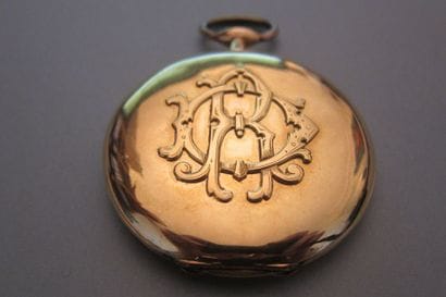 LEONIDAS. Vers 1900
Yellow gold soap pocket...