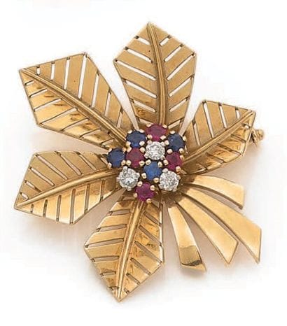 Brooch with a fern leaf motif in yellow gold...