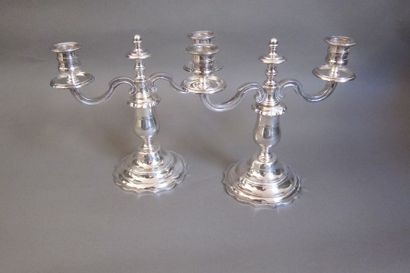 Paire de bougeoirs à deux lumières en métal...