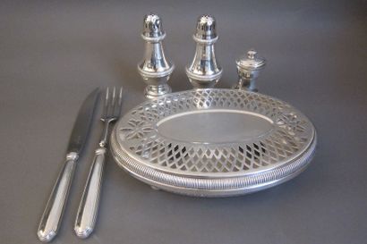 Paire de bougeoirs à deux lumières en métal...