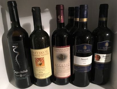 10 bouteilles de vins de GRECE, 8 vins blancs...