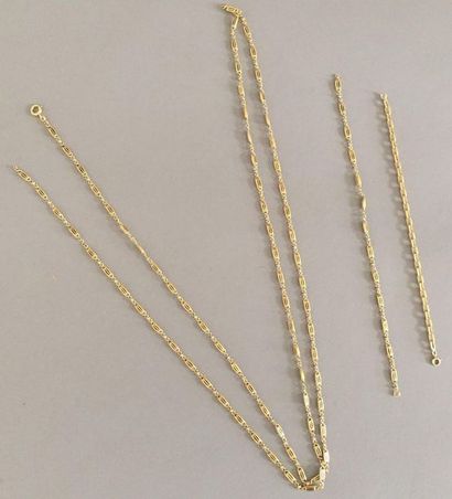 Un sautoir et un bracelet à mailles ovales...