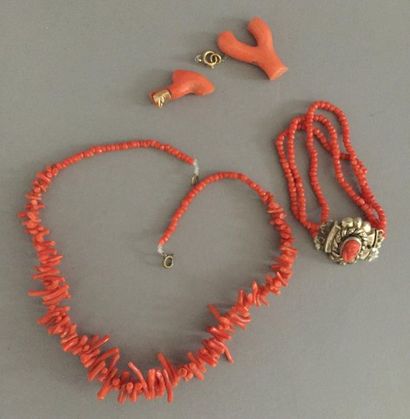 Petit lot de colliers, bracelets et pendentif...