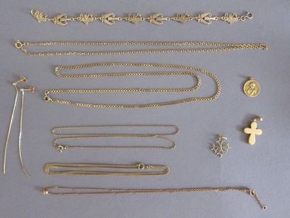 Lot bijoux en or 18 k comprenant chaînes,...