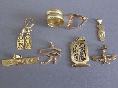 Lot de bijoux en or étranger : pendentifs,...