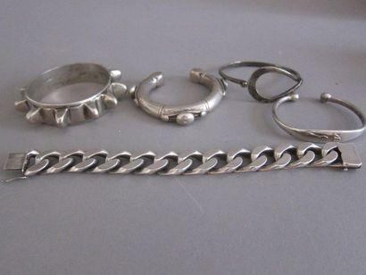 Ensemble de bracelets en argent 800°/°°.

Poids...