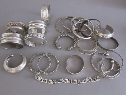 Fort lot de bracelets en métal et argent...