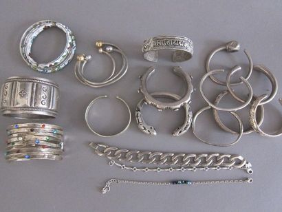 Lot de bracelets fantaisie dont une manchette...