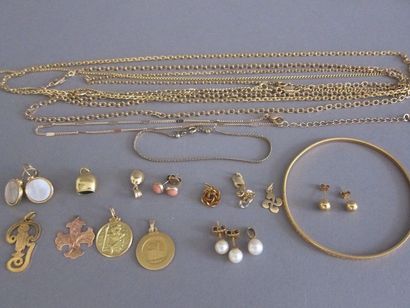Lot de bijoux fantaisie en métal doré: boucles...