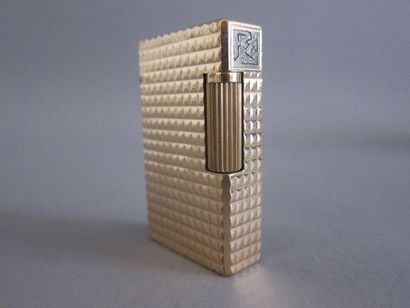 S.T. DUPONT, briquet en plaqué or motif pointes...