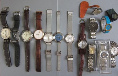 Fort lot de montres fantaisie dont :

-Montre...