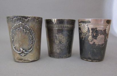 Trois timbales en argent :

-Une à médaillon...