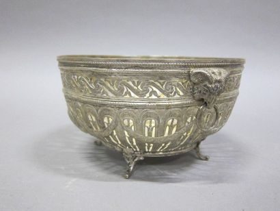 Coupe ajourée en argent.

Dans le goût du...