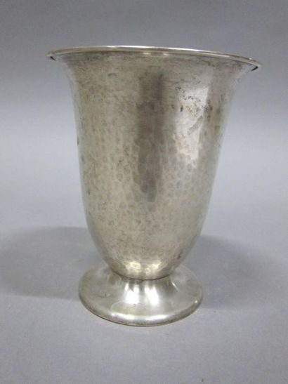 Vase tulipe en argent martelé 800/°°°.

H...