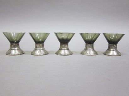 Cinq verres à liqueurs en verre fumé, taille...