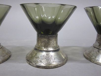 Cinq verres à liqueurs en verre fumé, taille...