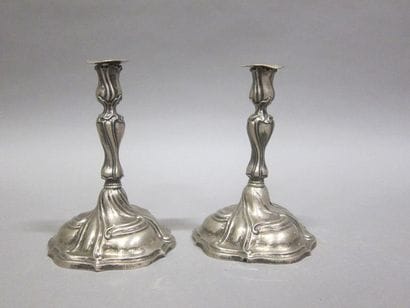Paire de flambeaux en argent, à décor torsadé.

XIXème...