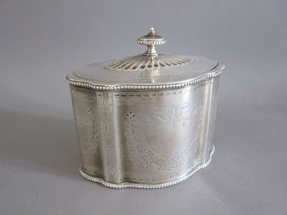 Boîte couverte de forme chatournée en argent...