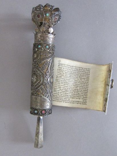 Mezuzah en argent richement décoré de filigranne,...