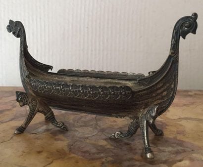 Salière figurant un drakkar en argent.

Sous...