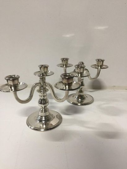 Paire de flambeaux, en bronze argenté, à...
