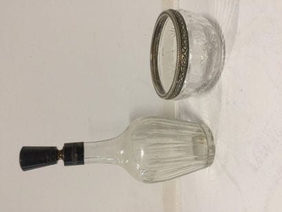 Flacon en verre taillé, le bouchon en argent...