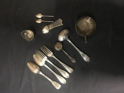 Lot de fourchettes, passe thè et cuillières...