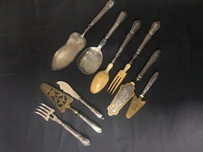 Lot de couverts de service dépareillés en...