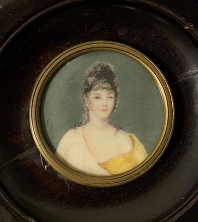 Miniature ronde

Jeune femme à la robe jaune...