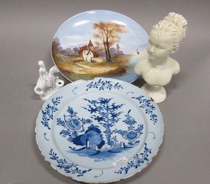 Lot de bibelots divers : plat en porcelaine...