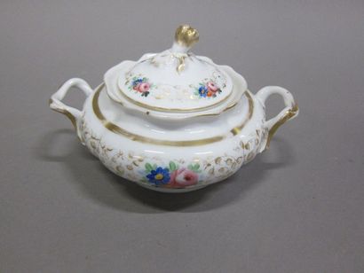 Lot de bibelots divers : plat en porcelaine...