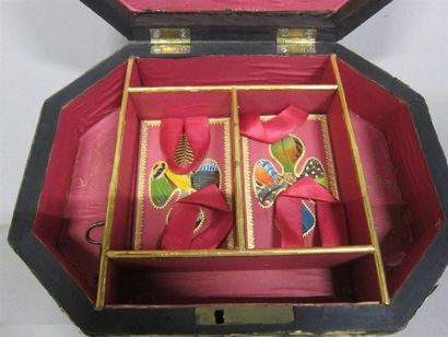 Coffret octogonal en tissus appliqué sur...