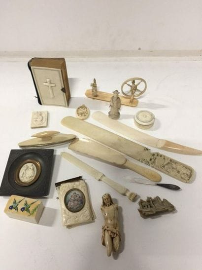 Petit lot d'objets en ivoire sculpté.
Principalement...