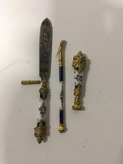 Un nécéssaire à courrier en bronze doré et...