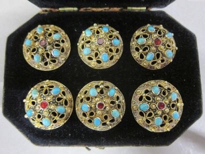 Six boutons dans leur écrin.

Vermeil à décor...