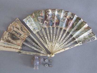 Lot d'objets de vitrine :

-Eventail en os,...