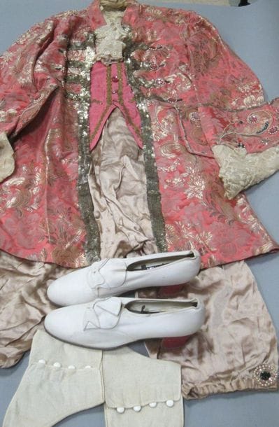 Costume de gentilhomme Louis XV en soie brodée...
