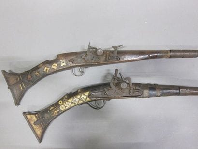 Deux moukhalas ornés d'incrustation d'os....