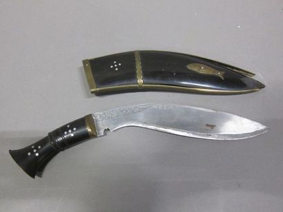 Deux moukhalas ornés d'incrustation d'os....