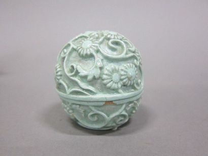 CHINE - XIXe siècle

Petite boite en porcelaine...