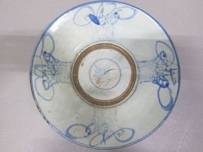 2 assiettes en porcelaine à décor en camaieu...