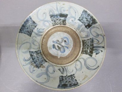 2 assiettes en porcelaine à décor en camaieu...