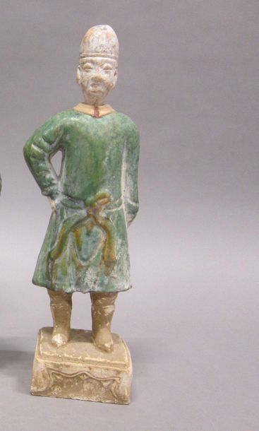 Statuette d'homme, la main droite sur la...