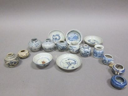Onze pots et cinq coupelles en porcelaine...