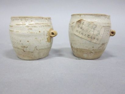 Chine, Deux pots en grès émaillé.

H 5 c...