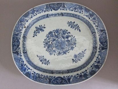 Plat ovale en porcelaine à décor de fleurs...