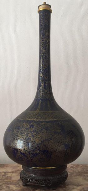 Vase bouteille à haut col étroit, à décor...