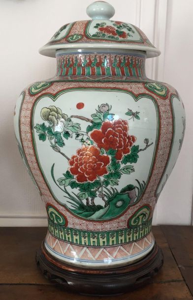 Potiche couverte de forme balustre en porcelaine...
