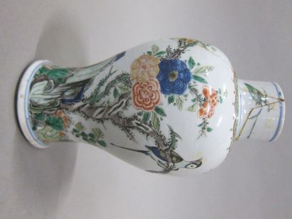Chine, Vase balustre en porcelaine à décor...
