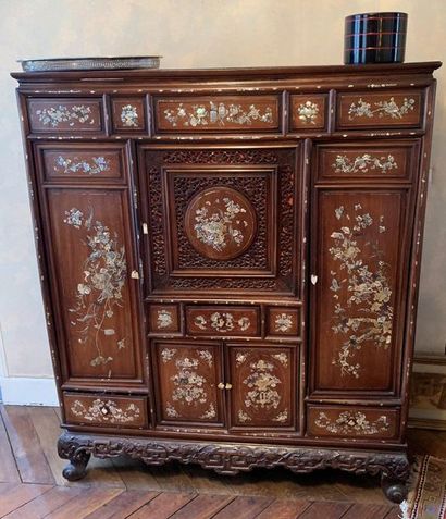 Cabinet en bois exotique à riche décor de...